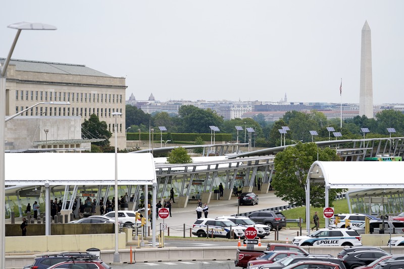 Pentagon Lockdown Usai Penembakan A police officer looks at a vehicle outside the Pentagon, Tuesday, Aug. 3, 2021 in Washington. Gunshots were fired Tuesday morning near the entrance of the Pentagon, resulting in multiple injuries. The facility, the headquarters of the U.S. military, was placed on lockdown. The incident occurred on a Metro bus platform that is part of the Pentagon Transit Center, the Pentagon Protection Force Protection Agency tweeted. (AP Photo/Andrew Harnik)