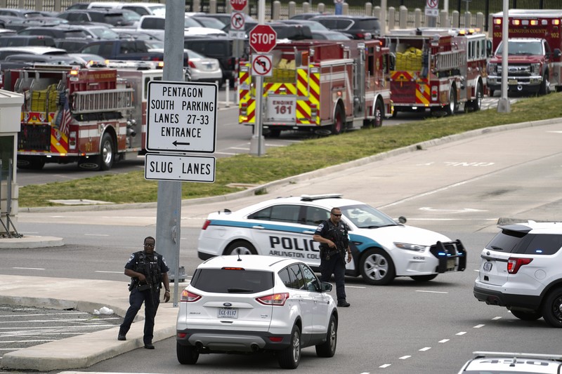 Pentagon Lockdown Usai Penembakan A police officer looks at a vehicle outside the Pentagon, Tuesday, Aug. 3, 2021 in Washington. Gunshots were fired Tuesday morning near the entrance of the Pentagon, resulting in multiple injuries. The facility, the headquarters of the U.S. military, was placed on lockdown. The incident occurred on a Metro bus platform that is part of the Pentagon Transit Center, the Pentagon Protection Force Protection Agency tweeted. (AP Photo/Andrew Harnik)