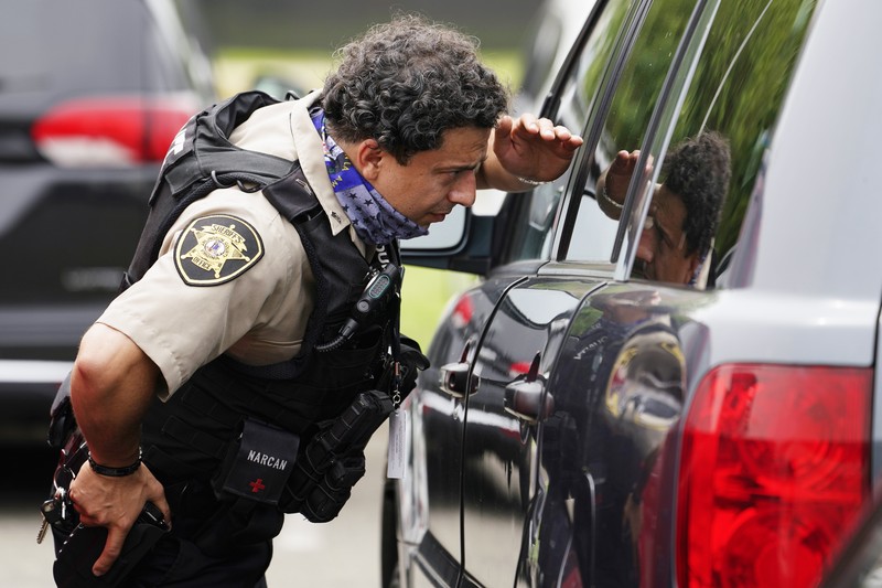 Pentagon Lockdown Usai Penembakan A police officer looks at a vehicle outside the Pentagon, Tuesday, Aug. 3, 2021 in Washington. Gunshots were fired Tuesday morning near the entrance of the Pentagon, resulting in multiple injuries. The facility, the headquarters of the U.S. military, was placed on lockdown. The incident occurred on a Metro bus platform that is part of the Pentagon Transit Center, the Pentagon Protection Force Protection Agency tweeted. (AP Photo/Andrew Harnik)