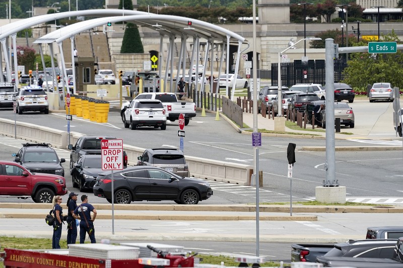 Pentagon Lockdown Usai Penembakan A police officer looks at a vehicle outside the Pentagon, Tuesday, Aug. 3, 2021 in Washington. Gunshots were fired Tuesday morning near the entrance of the Pentagon, resulting in multiple injuries. The facility, the headquarters of the U.S. military, was placed on lockdown. The incident occurred on a Metro bus platform that is part of the Pentagon Transit Center, the Pentagon Protection Force Protection Agency tweeted. (AP Photo/Andrew Harnik)