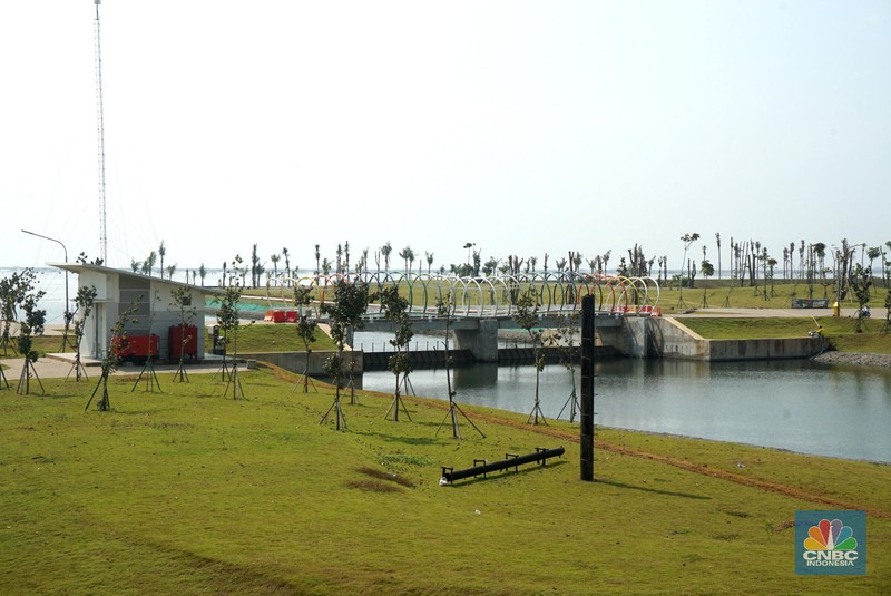 Suasana Proyek pembangunan PIK2 dikawasan di Dadap, Kosambi, Tangerang, Banten, Rabu, (4/8) Proyek PIK2  ternyata mulai terlihat progresnya. Proyek kota baru yang dibangun seolah 'senyap' ini terhubung dengan jembatan megah dengan pulau reklamasi Pulau C dan D di Kamal Muara Jakarta Utara.
Proyek kota baru pinggir Jakarta ini sudah dikerjakan sejak 2018 ini begitu pesat perkembangannya. Kini berbagai fasilitas sedang dikerjakan dan sebagian sudah selesai, antara lain yang fenomenal barisan pantai berpasir putih di kawasan Dadap. Kawasan ini akan disulap menjadi pusat kegiatan bisnis dan hunian, mencakup rumah, apartemen, kavling rumah, kavling komersial, ruko, soho, gudang. Dahulu kawasan ini hanya rawa-rawa dan tambak-tambak ikan tepi pantai yang kosong tanpa bangunan, tapi dalam waktu dekat disulap jadi kota baru. Salah satu ikonnya adalah tower perkantoran 29 lantai Multikon Menara Syariah.
Pengembangan ini adalah Agung Sedayu Group, dalam laman resminya, dikutip Rabu (3/8/2021) perusahaan menyebutkan kawasan yang mereka kembangkan PIK2 sebagai 