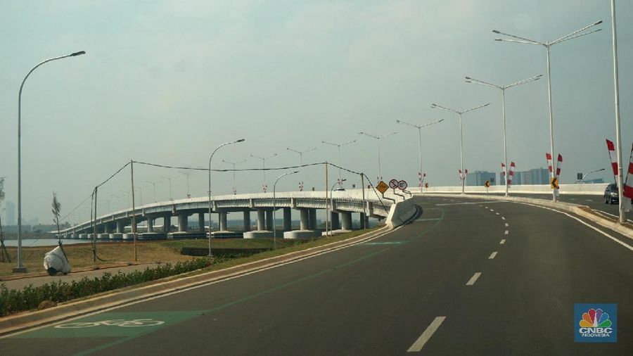 Suasana Proyek pembangunan PIK2 dikawasan di Dadap, Kosambi, Tangerang, Banten, Rabu, (4/8) Proyek PIK2  ternyata mulai terlihat progresnya. Proyek kota baru yang dibangun seolah 'senyap' ini terhubung dengan jembatan megah dengan pulau reklamasi Pulau C dan D di Kamal Muara Jakarta Utara.
Proyek kota baru pinggir Jakarta ini sudah dikerjakan sejak 2018 ini begitu pesat perkembangannya. Kini berbagai fasilitas sedang dikerjakan dan sebagian sudah selesai, antara lain yang fenomenal barisan pantai berpasir putih di kawasan Dadap. Kawasan ini akan disulap menjadi pusat kegiatan bisnis dan hunian, mencakup rumah, apartemen, kavling rumah, kavling komersial, ruko, soho, gudang. Dahulu kawasan ini hanya rawa-rawa dan tambak-tambak ikan tepi pantai yang kosong tanpa bangunan, tapi dalam waktu dekat disulap jadi kota baru. Salah satu ikonnya adalah tower perkantoran 29 lantai Multikon Menara Syariah.
Pengembangan ini adalah Agung Sedayu Group, dalam laman resminya, dikutip Rabu (3/8/2021) perusahaan menyebutkan kawasan yang mereka kembangkan PIK2 sebagai 
