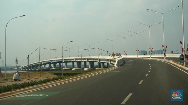 Suasana Proyek pembangunan PIK2 dikawasan di Dadap, Kosambi, Tangerang, Banten, Rabu, (4/8) Proyek PIK2  ternyata mulai terlihat progresnya. Proyek kota baru yang dibangun seolah 'senyap' ini terhubung dengan jembatan megah dengan pulau reklamasi Pulau C dan D di Kamal Muara Jakarta Utara.
Proyek kota baru pinggir Jakarta ini sudah dikerjakan sejak 2018 ini begitu pesat perkembangannya. Kini berbagai fasilitas sedang dikerjakan dan sebagian sudah selesai, antara lain yang fenomenal barisan pantai berpasir putih di kawasan Dadap. Kawasan ini akan disulap menjadi pusat kegiatan bisnis dan hunian, mencakup rumah, apartemen, kavling rumah, kavling komersial, ruko, soho, gudang. Dahulu kawasan ini hanya rawa-rawa dan tambak-tambak ikan tepi pantai yang kosong tanpa bangunan, tapi dalam waktu dekat disulap jadi kota baru. Salah satu ikonnya adalah tower perkantoran 29 lantai Multikon Menara Syariah.
Pengembangan ini adalah Agung Sedayu Group, dalam laman resminya, dikutip Rabu (3/8/2021) perusahaan menyebutkan kawasan yang mereka kembangkan PIK2 sebagai 