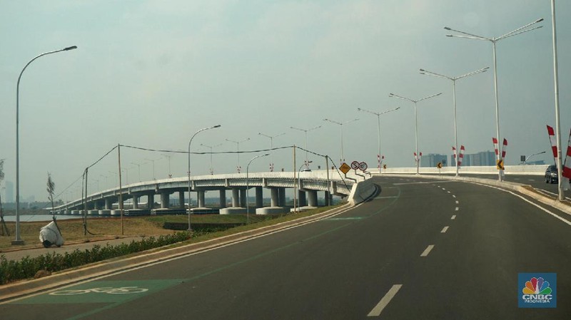 Suasana Proyek pembangunan PIK2 dikawasan di Dadap, Kosambi, Tangerang, Banten, Rabu, (4/8) Proyek PIK2  ternyata mulai terlihat progresnya. Proyek kota baru yang dibangun seolah 'senyap' ini terhubung dengan jembatan megah dengan pulau reklamasi Pulau C dan D di Kamal Muara Jakarta Utara.
Proyek kota baru pinggir Jakarta ini sudah dikerjakan sejak 2018 ini begitu pesat perkembangannya. Kini berbagai fasilitas sedang dikerjakan dan sebagian sudah selesai, antara lain yang fenomenal barisan pantai berpasir putih di kawasan Dadap. Kawasan ini akan disulap menjadi pusat kegiatan bisnis dan hunian, mencakup rumah, apartemen, kavling rumah, kavling komersial, ruko, soho, gudang. Dahulu kawasan ini hanya rawa-rawa dan tambak-tambak ikan tepi pantai yang kosong tanpa bangunan, tapi dalam waktu dekat disulap jadi kota baru. Salah satu ikonnya adalah tower perkantoran 29 lantai Multikon Menara Syariah.
Pengembangan ini adalah Agung Sedayu Group, dalam laman resminya, dikutip Rabu (3/8/2021) perusahaan menyebutkan kawasan yang mereka kembangkan PIK2 sebagai 