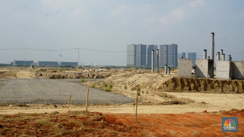 Suasana Proyek pembangunan PIK2 dikawasan di Dadap, Kosambi, Tangerang, Banten, Rabu, (4/8) Proyek PIK2  ternyata mulai terlihat progresnya. Proyek kota baru yang dibangun seolah 'senyap' ini terhubung dengan jembatan megah dengan pulau reklamasi Pulau C dan D di Kamal Muara Jakarta Utara.
Proyek kota baru pinggir Jakarta ini sudah dikerjakan sejak 2018 ini begitu pesat perkembangannya. Kini berbagai fasilitas sedang dikerjakan dan sebagian sudah selesai, antara lain yang fenomenal barisan pantai berpasir putih di kawasan Dadap. Kawasan ini akan disulap menjadi pusat kegiatan bisnis dan hunian, mencakup rumah, apartemen, kavling rumah, kavling komersial, ruko, soho, gudang. Dahulu kawasan ini hanya rawa-rawa dan tambak-tambak ikan tepi pantai yang kosong tanpa bangunan, tapi dalam waktu dekat disulap jadi kota baru. Salah satu ikonnya adalah tower perkantoran 29 lantai Multikon Menara Syariah.
Pengembangan ini adalah Agung Sedayu Group, dalam laman resminya, dikutip Rabu (3/8/2021) perusahaan menyebutkan kawasan yang mereka kembangkan PIK2 sebagai 