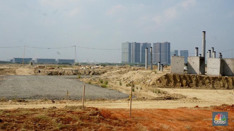 Suasana Proyek pembangunan PIK2 dikawasan di Dadap, Kosambi, Tangerang, Banten, Rabu, (4/8) Proyek PIK2  ternyata mulai terlihat progresnya. Proyek kota baru yang dibangun seolah 'senyap' ini terhubung dengan jembatan megah dengan pulau reklamasi Pulau C dan D di Kamal Muara Jakarta Utara.
Proyek kota baru pinggir Jakarta ini sudah dikerjakan sejak 2018 ini begitu pesat perkembangannya. Kini berbagai fasilitas sedang dikerjakan dan sebagian sudah selesai, antara lain yang fenomenal barisan pantai berpasir putih di kawasan Dadap. Kawasan ini akan disulap menjadi pusat kegiatan bisnis dan hunian, mencakup rumah, apartemen, kavling rumah, kavling komersial, ruko, soho, gudang. Dahulu kawasan ini hanya rawa-rawa dan tambak-tambak ikan tepi pantai yang kosong tanpa bangunan, tapi dalam waktu dekat disulap jadi kota baru. Salah satu ikonnya adalah tower perkantoran 29 lantai Multikon Menara Syariah.
Pengembangan ini adalah Agung Sedayu Group, dalam laman resminya, dikutip Rabu (3/8/2021) perusahaan menyebutkan kawasan yang mereka kembangkan PIK2 sebagai 
