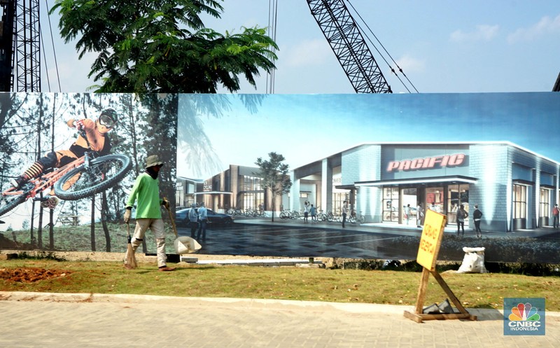 Proyek pembangunan PIK 2 Suasana Proyek pembangunan PIK2 dikawasan di Dadap, Kosambi, Tangerang, Banten, Rabu, (4/8) Proyek PIK2 ternyata mulai terlihat progresnya. Proyek kota baru yang dibangun seolah 'senyap' ini terhubung dengan jembatan megah dengan pulau reklamasi Pulau C dan D di Kamal Muara Jakarta Utara.
Proyek kota baru pinggir Jakarta ini sudah dikerjakan sejak 2018 ini begitu pesat perkembangannya. Kini berbagai fasilitas sedang dikerjakan dan sebagian sudah selesai, antara lain yang fenomenal barisan pantai berpasir putih di kawasan Dadap. Kawasan ini akan disulap menjadi pusat kegiatan bisnis dan hunian, mencakup rumah, apartemen, kavling rumah, kavling komersial, ruko, soho, gudang. Dahulu kawasan ini hanya rawa-rawa dan tambak-tambak ikan tepi pantai yang kosong tanpa bangunan, tapi dalam waktu dekat disulap jadi kota baru. Salah satu ikonnya adalah tower perkantoran 29 lantai Multikon Menara Syariah.
Pengembangan ini adalah Agung Sedayu Group, dalam laman resminya, dikutip Rabu (3/8/2021) perusahaan menyebutkan kawasan yang mereka kembangkan PIK2 sebagai