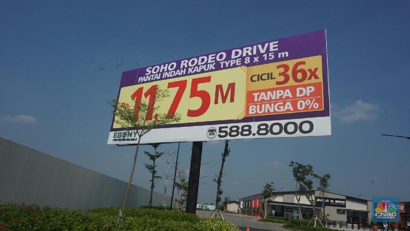 Suasana Proyek pembangunan PIK2 dikawasan di Dadap, Kosambi, Tangerang, Banten, Rabu, (4/8) Proyek PIK2  ternyata mulai terlihat progresnya. Proyek kota baru yang dibangun seolah 'senyap' ini terhubung dengan jembatan megah dengan pulau reklamasi Pulau C dan D di Kamal Muara Jakarta Utara.
Proyek kota baru pinggir Jakarta ini sudah dikerjakan sejak 2018 ini begitu pesat perkembangannya. Kini berbagai fasilitas sedang dikerjakan dan sebagian sudah selesai, antara lain yang fenomenal barisan pantai berpasir putih di kawasan Dadap. Kawasan ini akan disulap menjadi pusat kegiatan bisnis dan hunian, mencakup rumah, apartemen, kavling rumah, kavling komersial, ruko, soho, gudang. Dahulu kawasan ini hanya rawa-rawa dan tambak-tambak ikan tepi pantai yang kosong tanpa bangunan, tapi dalam waktu dekat disulap jadi kota baru. Salah satu ikonnya adalah tower perkantoran 29 lantai Multikon Menara Syariah.
Pengembangan ini adalah Agung Sedayu Group, dalam laman resminya, dikutip Rabu (3/8/2021) perusahaan menyebutkan kawasan yang mereka kembangkan PIK2 sebagai 