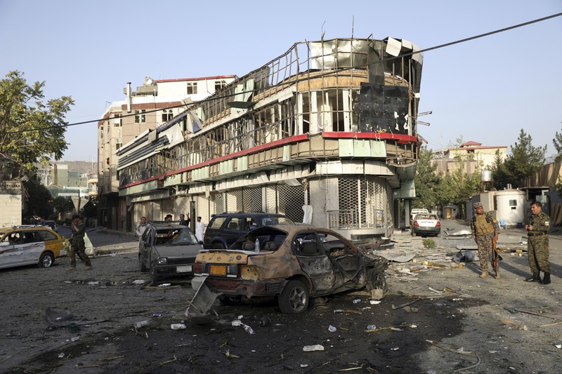 Serangan Udara Rumah Menhan Afghanistan Afghan security personnel stand guard following an attack in Kabul, Afghanistan, Wednesday, Aug. 4, 2021. A powerful explosion rocked an upscale neighborhood of Afghanistan's capital Tuesday in an attack that apparently targeted the country's acting defense minister. (AP Photo/Rahmat Gul)