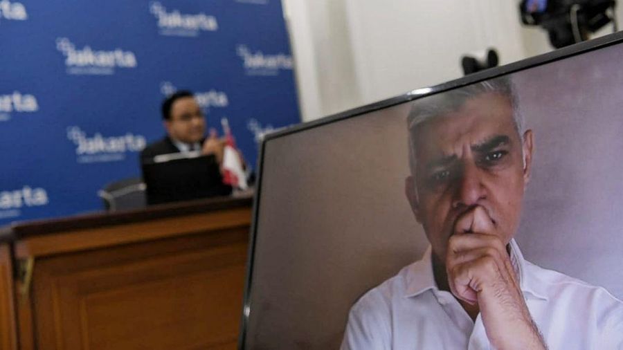 Gubernur DKI Jakarta Anies Baswedan berbincang secara virtual dengan Walikota London, Sadiq Khan. (Tangkapan Layar Instagram @aniesbaswedan)