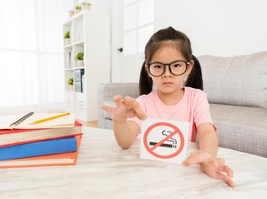 Mengenal Bahaya Thirdhand Smoke Meski Tak Merokok di Depan Anak