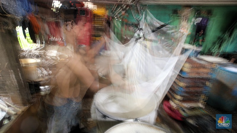 Pekerja menyelesaikan pembuatan tahu di Pabrik Tahu kawasanPondok Cabe, Tangerang Selatan, Kamis (5/8/2021).  (CNBC Indonesia/Andrean Kristianto)
