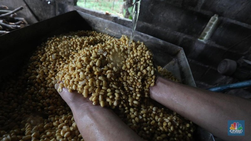 Pekerja menyelesaikan pembuatan tahu di Pabrik Tahu kawasanPondok Cabe, Tangerang Selatan, Kamis (5/8/2021).  (CNBC Indonesia/Andrean Kristianto)