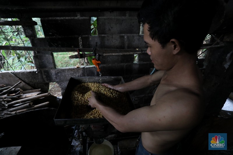 Pekerja menyelesaikan pembuatan tahu di Pabrik Tahu kawasanPondok Cabe, Tangerang Selatan, Kamis (5/8/2021).  (CNBC Indonesia/Andrean Kristianto)