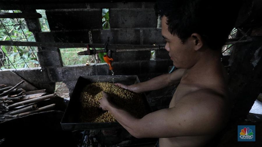 Pekerja menyelesaikan pembuatan tahu di Pabrik Tahu kawasanPondok Cabe, Tangerang Selatan, Kamis (5/8/2021).  (CNBC Indonesia/Andrean Kristianto)