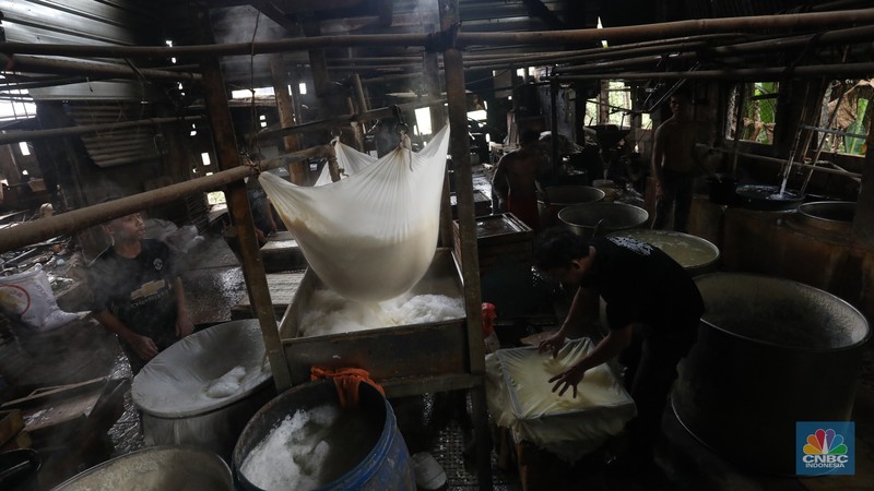 Pekerja menyelesaikan pembuatan tahu di Pabrik Tahu kawasanPondok Cabe, Tangerang Selatan, Kamis (5/8/2021).  (CNBC Indonesia/Andrean Kristianto)