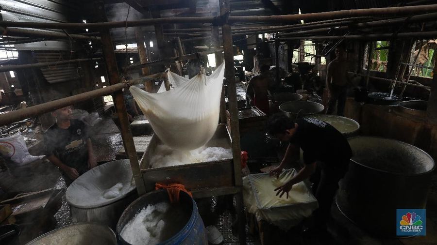 Pekerja menyelesaikan pembuatan tahu di Pabrik Tahu kawasanPondok Cabe, Tangerang Selatan, Kamis (5/8/2021).  (CNBC Indonesia/Andrean Kristianto)