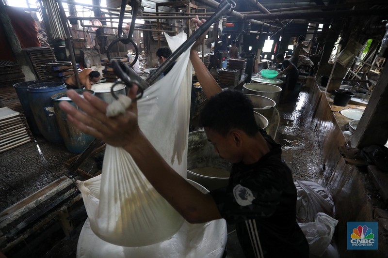 Pekerja menyelesaikan pembuatan tahu di Pabrik Tahu kawasanPondok Cabe, Tangerang Selatan, Kamis (5/8/2021).  (CNBC Indonesia/Andrean Kristianto)