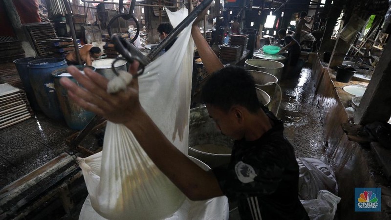 Pekerja menyelesaikan pembuatan tahu di Pabrik Tahu kawasanPondok Cabe, Tangerang Selatan, Kamis (5/8/2021).  (CNBC Indonesia/Andrean Kristianto)