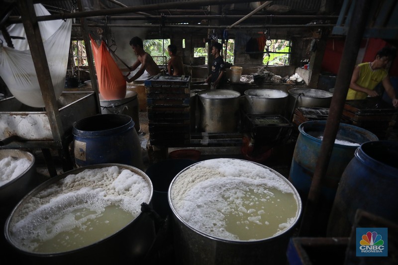 Pekerja menyelesaikan pembuatan tahu di Pabrik Tahu kawasanPondok Cabe, Tangerang Selatan, Kamis (5/8/2021). (CNBC Indonesia/Andrean Kristianto) Pekerja menyelesaikan pembuatan tahu di Pabrik Tahu kawasanPondok Cabe, Tangerang Selatan, Kamis (5/8/2021). (CNBC Indonesia/Andrean Kristianto)