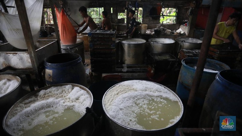 Pekerja menyelesaikan pembuatan tahu di Pabrik Tahu kawasanPondok Cabe, Tangerang Selatan, Kamis (5/8/2021).  (CNBC Indonesia/Andrean Kristianto)