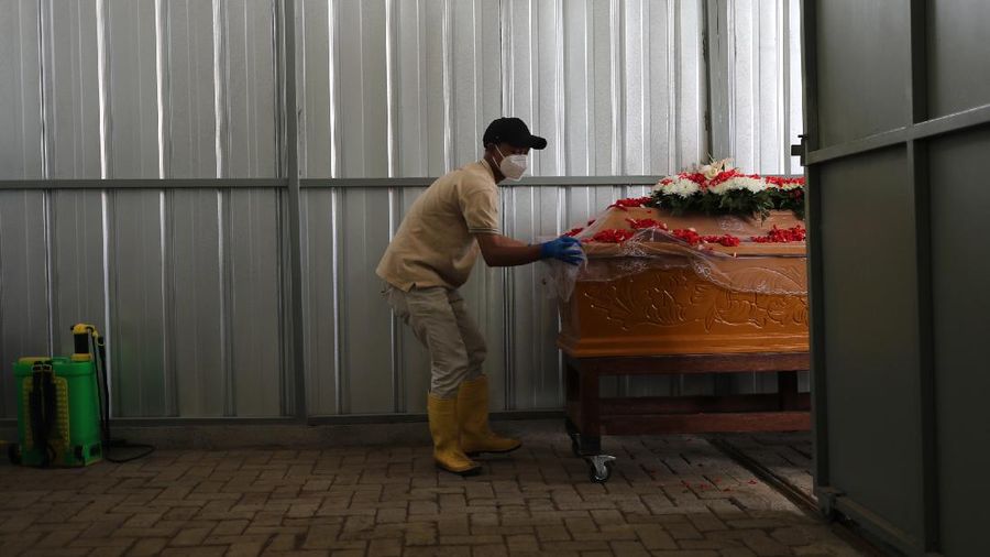 Suasana kremasi jenazah terinfeksi Covid-19 di krematorium TPU Tegal Alur, Jakarta, Kamis (5/8/2021). (CNBC Indonesia/Tri Susilo)