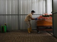 Begini Lho Kremasi Jenazah Pasien Covid-19 di TPU Tegal Alur