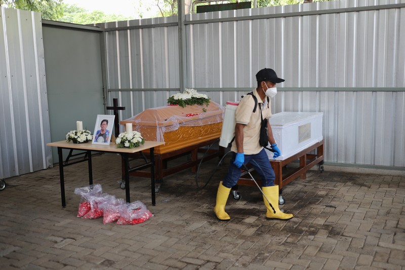 Suasana kremasi jenazah terinfeksi Covid-19 di krematorium TPU Tegal Alur, Jakarta, Kamis (5/8/2021). (CNBC Indonesia/Tri Susilo) Suasana kremasi jenazah terinfeksi Covid-19 di krematorium TPU Tegal Alur, Jakarta, Kamis (5/8/2021). (CNBC Indonesia/Tri Susilo)
