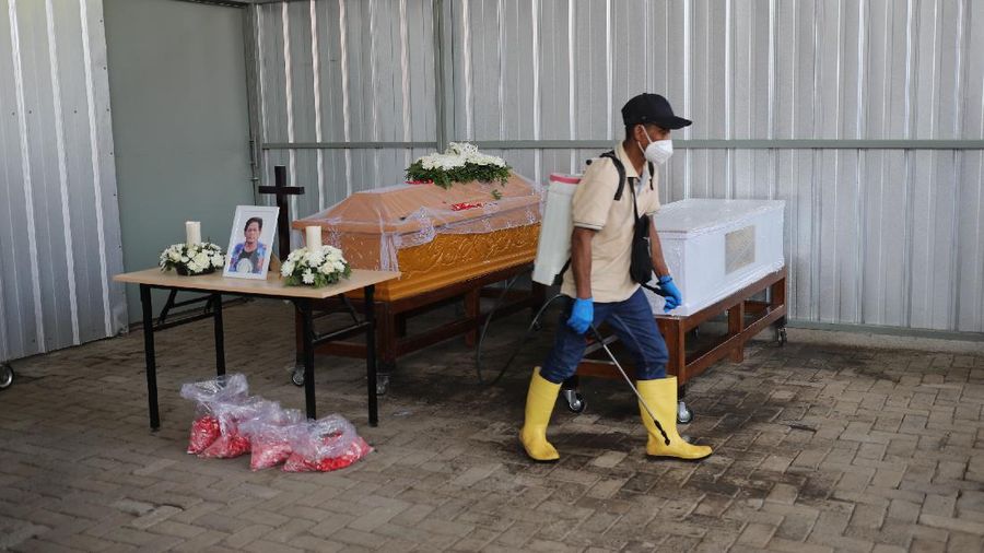 Suasana kremasi jenazah terinfeksi Covid-19 di krematorium TPU Tegal Alur, Jakarta, Kamis (5/8/2021). (CNBC Indonesia/Tri Susilo)
