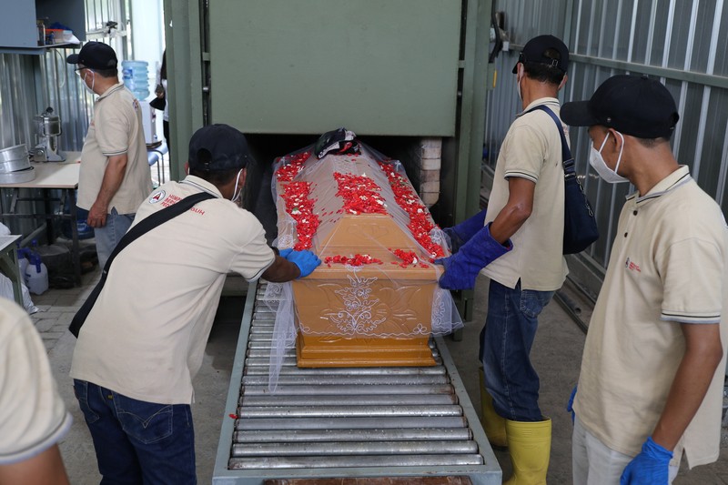 Suasana kremasi jenazah terinfeksi Covid-19 di krematorium TPU Tegal Alur, Jakarta, Kamis (5/8/2021). (CNBC Indonesia/Tri Susilo)