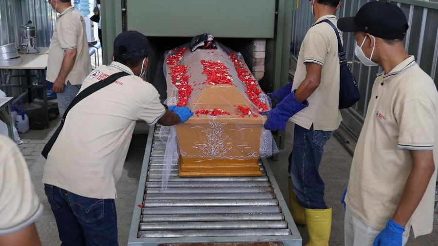 Suasana kremasi jenazah terinfeksi Covid-19 di krematorium TPU Tegal Alur, Jakarta, Kamis (5/8/2021). (CNBC Indonesia/Tri Susilo)