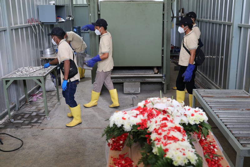 Suasana kremasi jenazah terinfeksi Covid-19 di krematorium TPU Tegal Alur, Jakarta, Kamis (5/8/2021). (CNBC Indonesia/Tri Susilo)