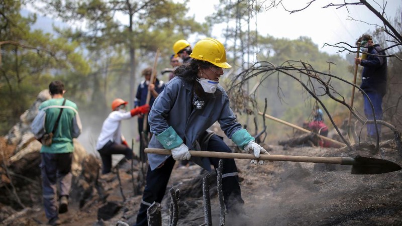 Turkish volunteers head to fight wildfires in Turgut village, near tourist resort of Marmaris, Mugla, Turkey, Wednesday, Aug. 4, 2021. As Turkish fire crews pressed ahead Tuesday with their weeklong battle against blazes tearing through forests and villages on the country's southern coast, President Recep Tayyip Erdogan's government faced increased criticism over its apparent poor response and inadequate preparedness for large-scale wildfires.(AP Photo/Emre Tazegul)
