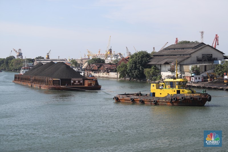 Kapal tongkang Batu Bara (CNBC Indonesia/Tri Susilo)