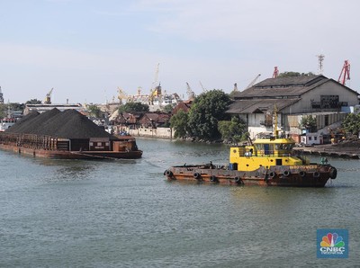 Kapal tongkang Batu Bara (CNBC Indonesia/Tri Susilo)