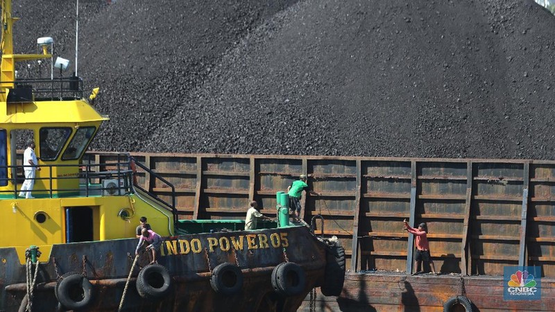 Kapal tongkang Batu Bara (CNBC Indonesia/Tri Susilo)
