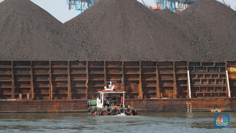 Kapal tongkang Batu Bara (CNBC Indonesia/Tri Susilo)