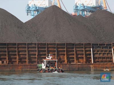 Kapal tongkang Batu Bara (CNBC Indonesia/Tri Susilo)