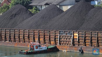 Kapal tongkang Batu Bara (CNBC Indonesia/Tri Susilo)