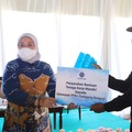 Menaker Ida Serahkan Bantuan ke Pelaku Usaha & PKL Mojokerto