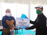 Menaker Ida Serahkan Bantuan ke Pelaku Usaha & PKL Mojokerto
