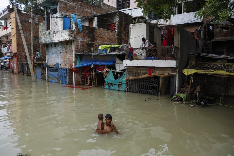 Banjir di India A man rows his boat through a flooded river Ganges following heavy monsoon rains in Prayagraj, India, Saturday, Aug. 7, 2021. (AP Photo/Rajesh Kumar Singh)