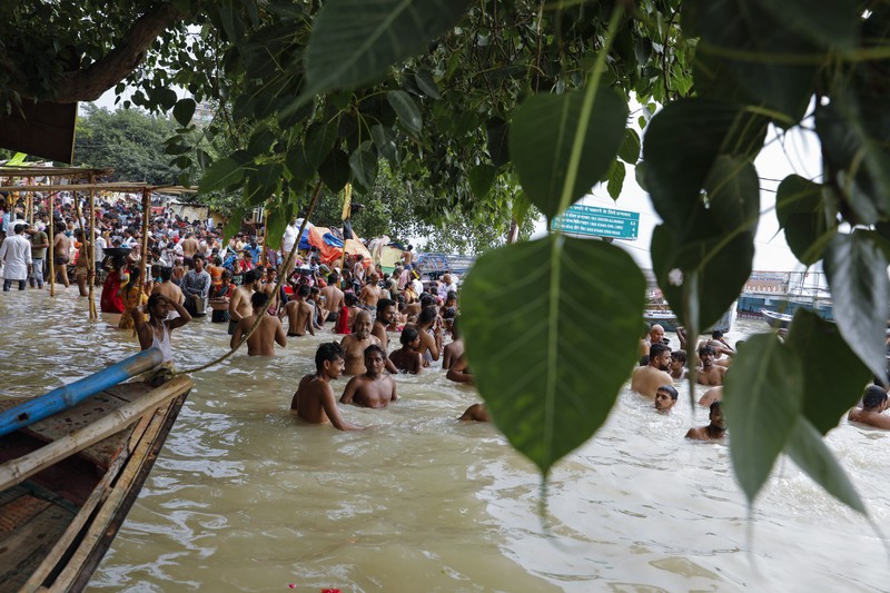 Banjir di India A man rows his boat through a flooded river Ganges following heavy monsoon rains in Prayagraj, India, Saturday, Aug. 7, 2021. (AP Photo/Rajesh Kumar Singh)