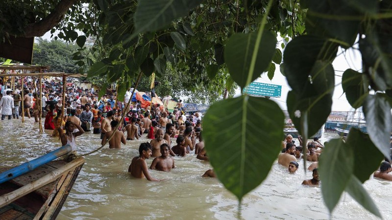 A man rows his boat through a flooded river Ganges following heavy monsoon rains in Prayagraj, India, Saturday, Aug. 7, 2021. (AP Photo/Rajesh Kumar Singh)