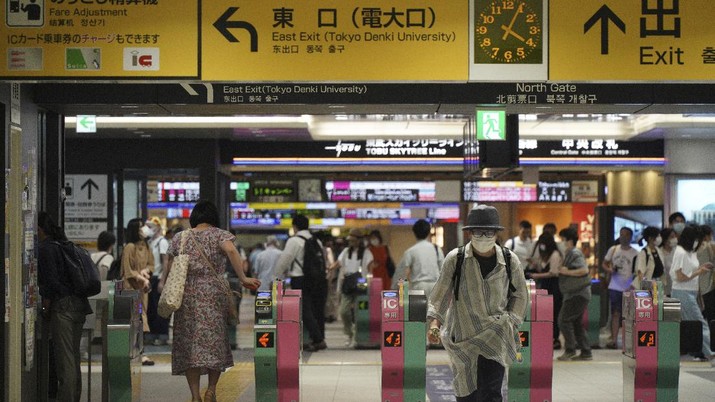 Penusukan di Tokyo Jepang Passengers pass through the gates of a subway station in Tokyo, Friday, Aug. 6, 2021. A man stabbed four passengers with a knife on a Tokyo subway on Friday and was arrested by police after fleeing, a railway official and news reports said. (AP Photo/Kantaro Komiya)