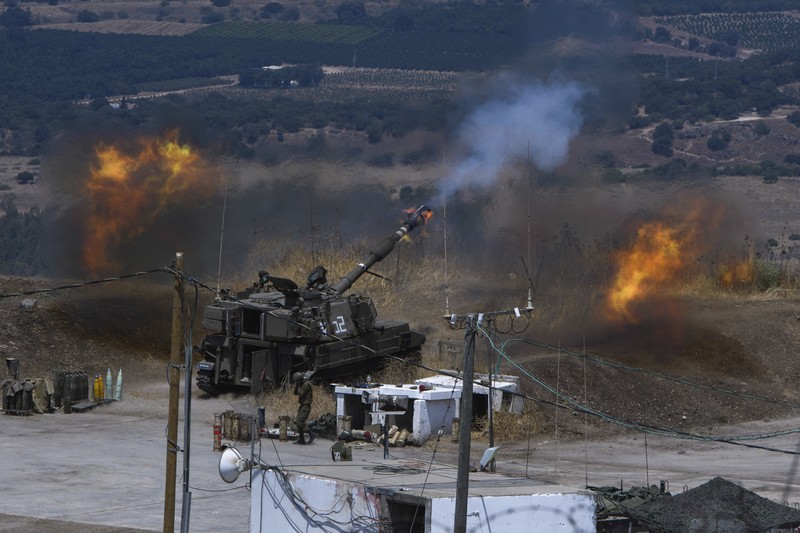 Ledakan pos militer Israel di Perbatasan Lebanon. (REUTERS) Ledakan pos militer Israel di Perbatasan Lebanon. (REUTERS)
