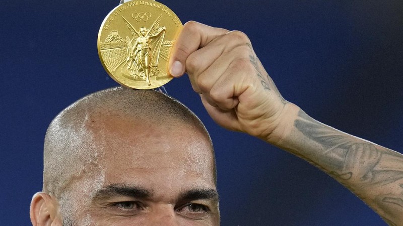 Played of Brazil pose after winning the gold medal defeating Spain 2-1 in the men's soccer final match at the 2020 Summer Olympics, Sunday, Aug. 8, 2021, in Yokohama, Japan. (AP Photo/Fernando Vergara)
