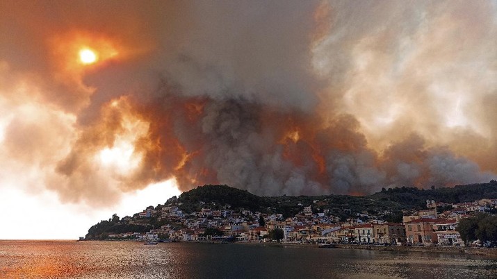 Pictures of the Week-Global-Photo Gallery Flames burn on the mountain near Limni village on the island of Evia, about 160 kilometers (100 miles) north of Athens, Greece, Tuesday, Aug. 3, 2021. Greece Tuesday grappled with the worst heatwave in decades that strained the national power supply and fueled wildfires near Athens and elsewhere in southern Greece. As the heat wave scorching the eastern Mediterranean intensified, temperatures reached 42 degrees Celsius (107.6 Fahrenheit) in parts of the Greek capital. (AP Photo/Michael Pappas)