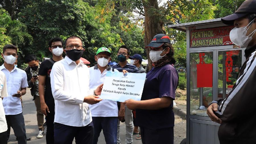 Temui PKL di Solo, Kemnaker Bagikan Bantuan TKM
