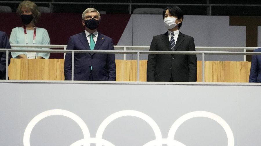 Japan's Crown Prince Akishino, right, and International Olympic Committee's President Thomas Bach attend the closing ceremony in the Olympic Stadium at the 2020 Summer Olympics, Sunday, Aug. 8, 2021, in Tokyo, Japan. (AP Photo/David Goldman)